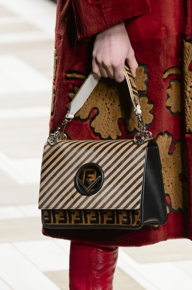 ازياء مزينة بالفرو الفاخر والزهور تسيطر على مجموعة fendi لخريف وشتاء 2018