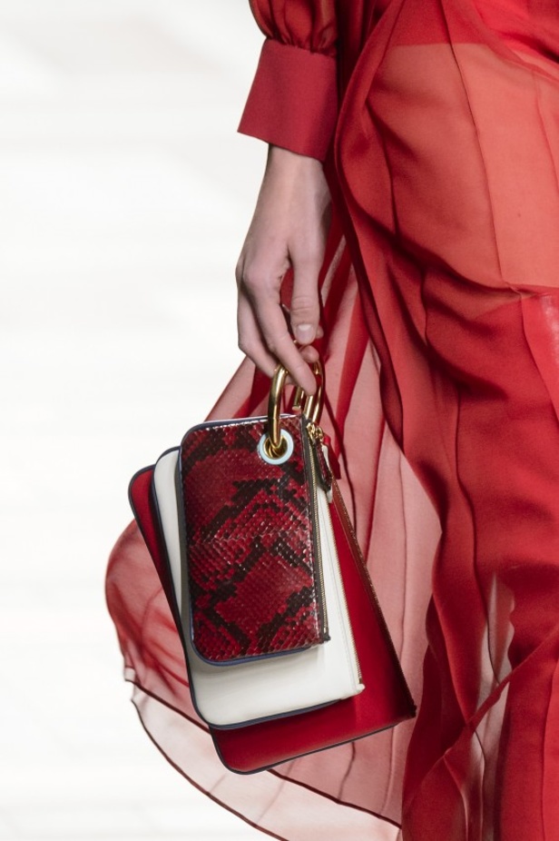 ازياء مزينة بالفرو الفاخر والزهور تسيطر على مجموعة fendi لخريف وشتاء 2018