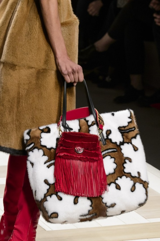 ازياء مزينة بالفرو الفاخر والزهور تسيطر على مجموعة fendi لخريف وشتاء 2018