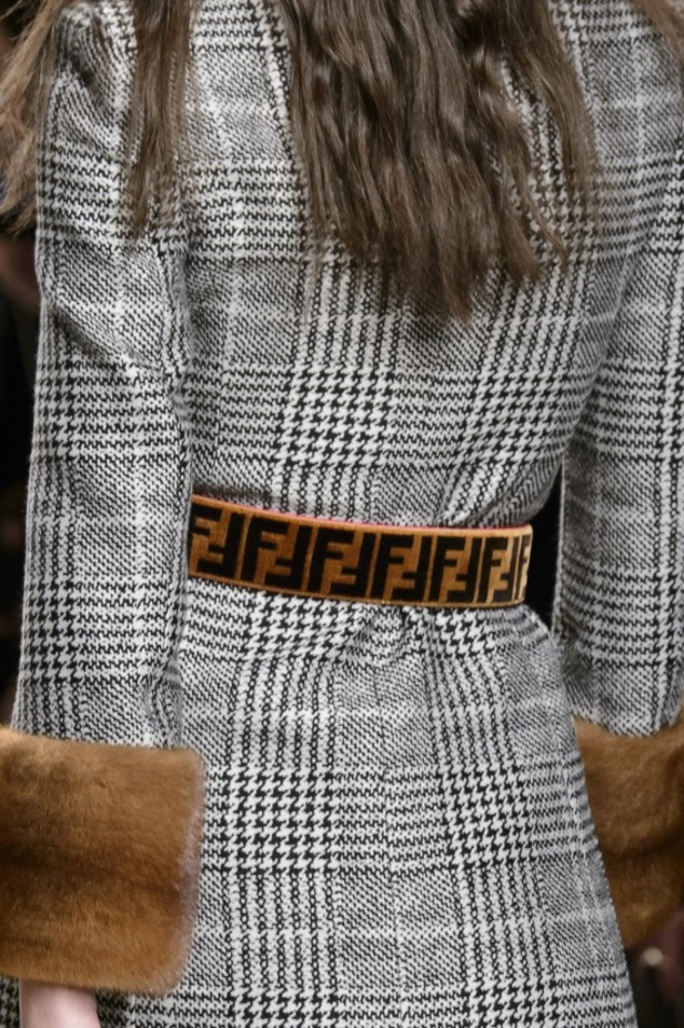 ازياء مزينة بالفرو الفاخر والزهور تسيطر على مجموعة fendi لخريف وشتاء 2018