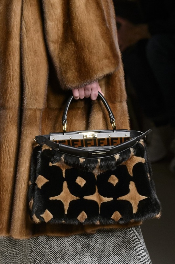 ازياء مزينة بالفرو الفاخر والزهور تسيطر على مجموعة fendi لخريف وشتاء 2018