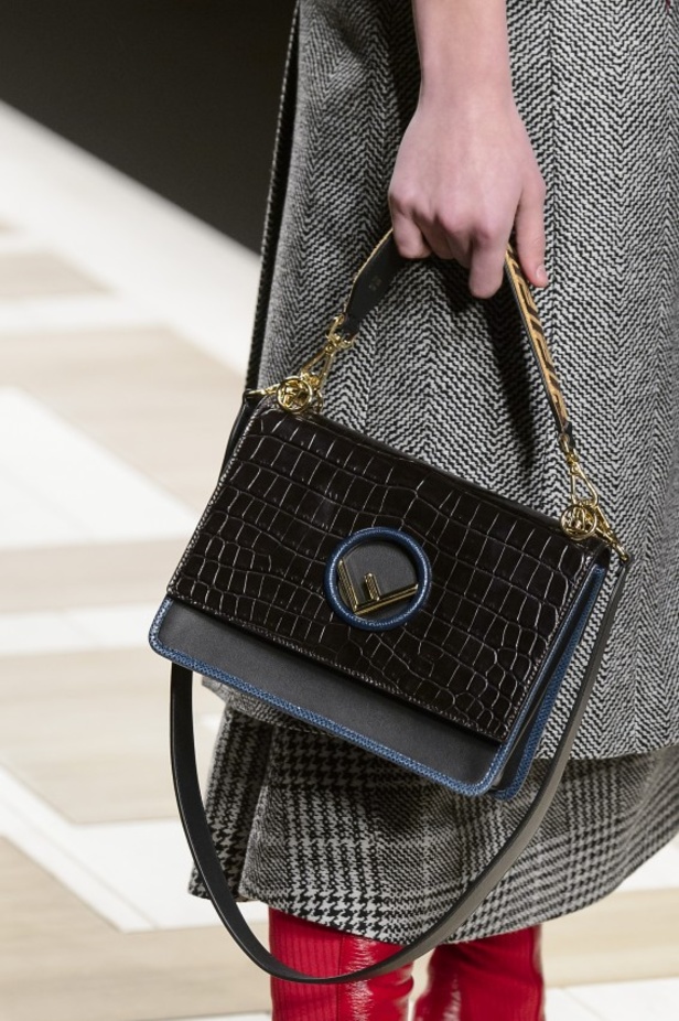 ازياء مزينة بالفرو الفاخر والزهور تسيطر على مجموعة fendi لخريف وشتاء 2018