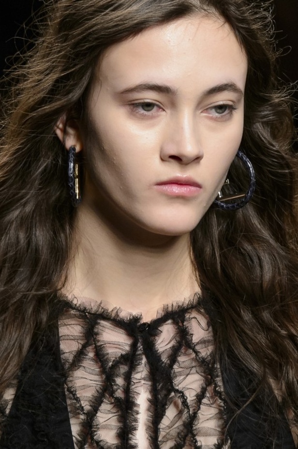 ازياء مزينة بالفرو الفاخر والزهور تسيطر على مجموعة fendi لخريف وشتاء 2018