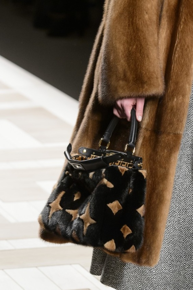 ازياء مزينة بالفرو الفاخر والزهور تسيطر على مجموعة fendi لخريف وشتاء 2018