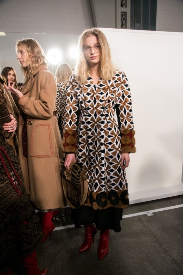 ازياء مزينة بالفرو الفاخر والزهور تسيطر على مجموعة fendi لخريف وشتاء 2018