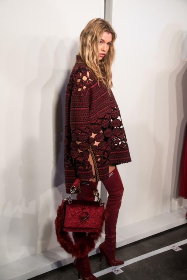 ازياء مزينة بالفرو الفاخر والزهور تسيطر على مجموعة fendi لخريف وشتاء 2018