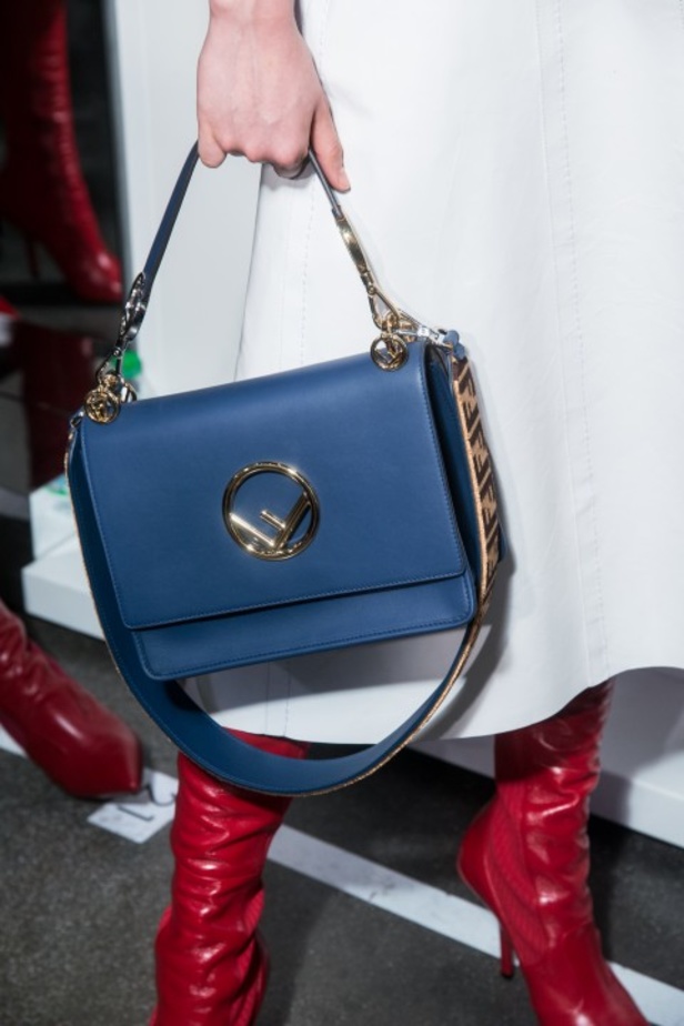 ازياء مزينة بالفرو الفاخر والزهور تسيطر على مجموعة fendi لخريف وشتاء 2018