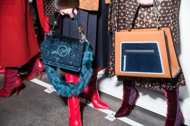 ازياء مزينة بالفرو الفاخر والزهور تسيطر على مجموعة fendi لخريف وشتاء 2018