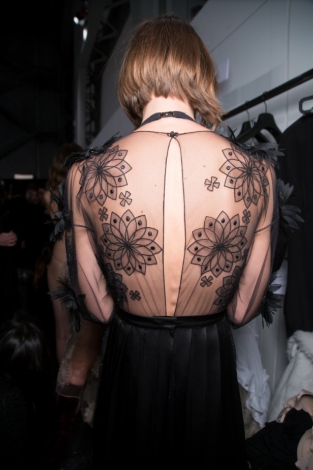 ازياء مزينة بالفرو الفاخر والزهور تسيطر على مجموعة fendi لخريف وشتاء 2018