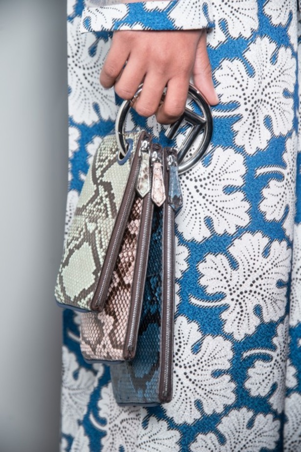 ازياء مزينة بالفرو الفاخر والزهور تسيطر على مجموعة fendi لخريف وشتاء 2018