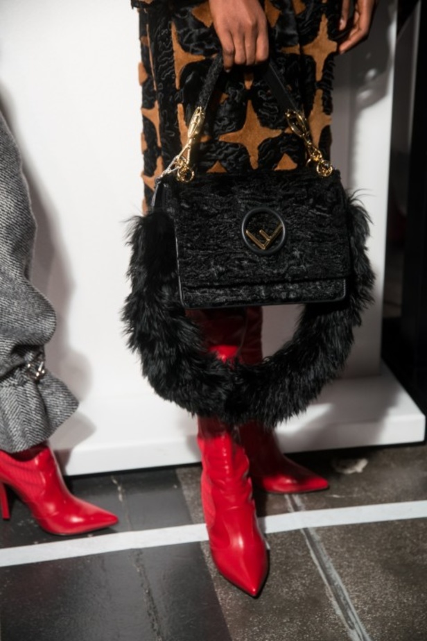ازياء مزينة بالفرو الفاخر والزهور تسيطر على مجموعة fendi لخريف وشتاء 2018
