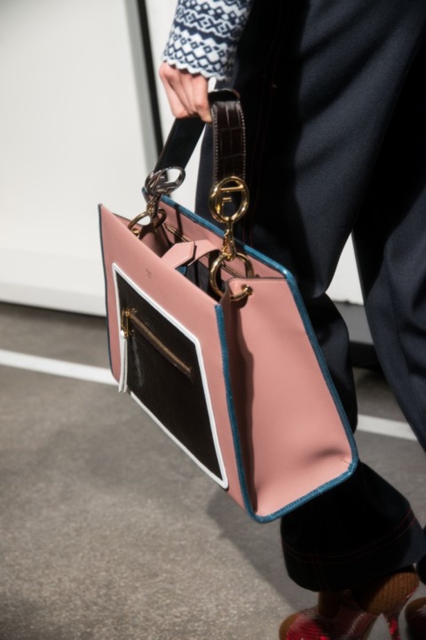 ازياء مزينة بالفرو الفاخر والزهور تسيطر على مجموعة fendi لخريف وشتاء 2018