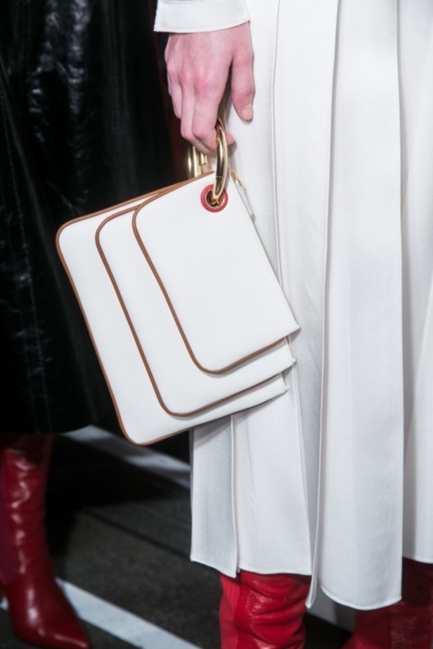 ازياء مزينة بالفرو الفاخر والزهور تسيطر على مجموعة fendi لخريف وشتاء 2018