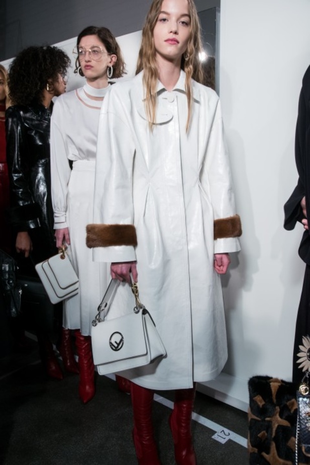 ازياء مزينة بالفرو الفاخر والزهور تسيطر على مجموعة fendi لخريف وشتاء 2018