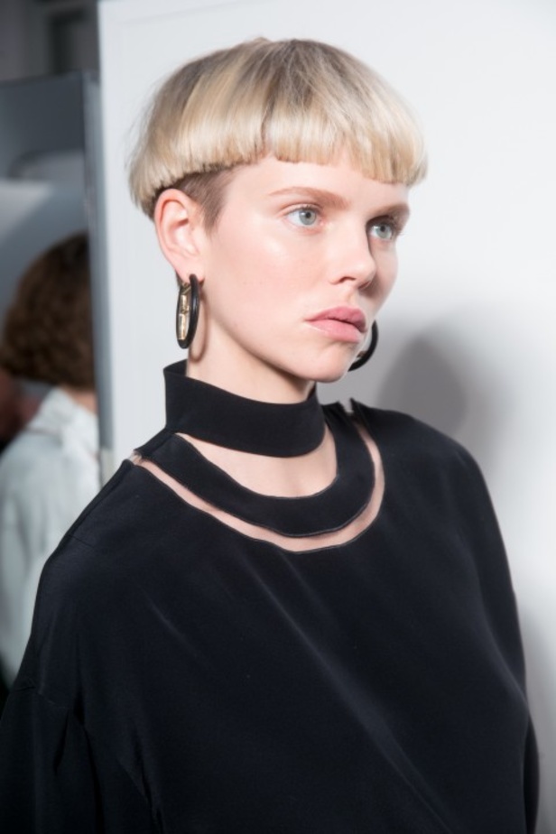 ازياء مزينة بالفرو الفاخر والزهور تسيطر على مجموعة fendi لخريف وشتاء 2018