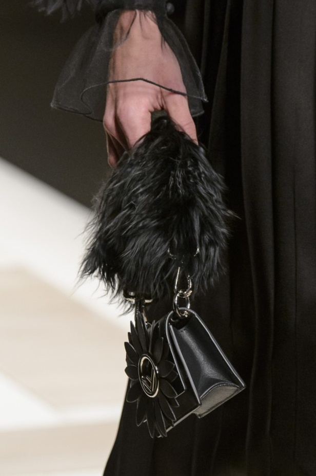 ازياء مزينة بالفرو الفاخر والزهور تسيطر على مجموعة fendi لخريف وشتاء 2018