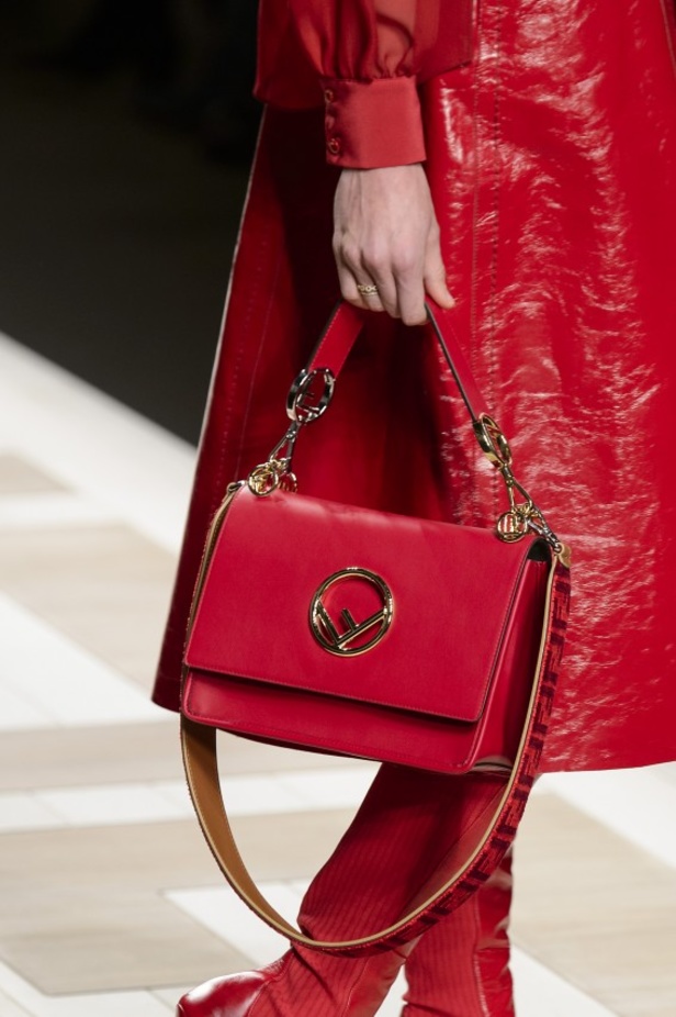 ازياء مزينة بالفرو الفاخر والزهور تسيطر على مجموعة fendi لخريف وشتاء 2018