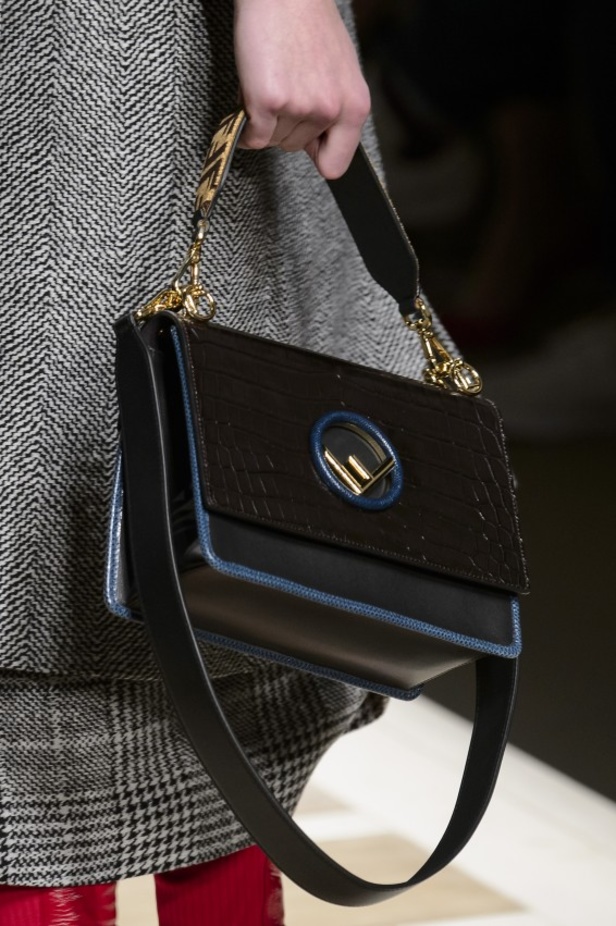 ازياء مزينة بالفرو الفاخر والزهور تسيطر على مجموعة fendi لخريف وشتاء 2018