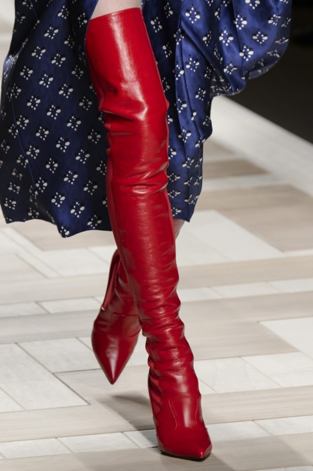 ازياء مزينة بالفرو الفاخر والزهور تسيطر على مجموعة fendi لخريف وشتاء 2018