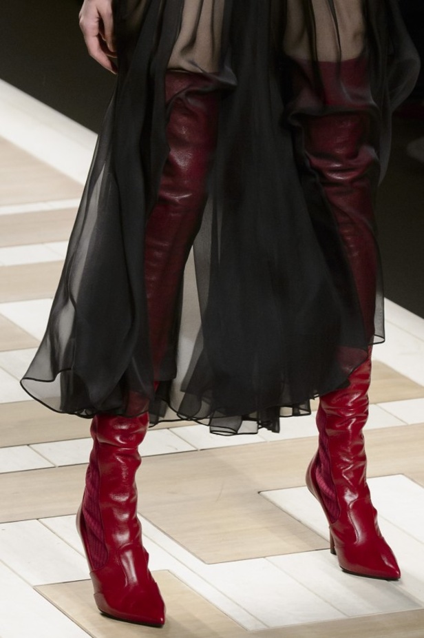 ازياء مزينة بالفرو الفاخر والزهور تسيطر على مجموعة fendi لخريف وشتاء 2018