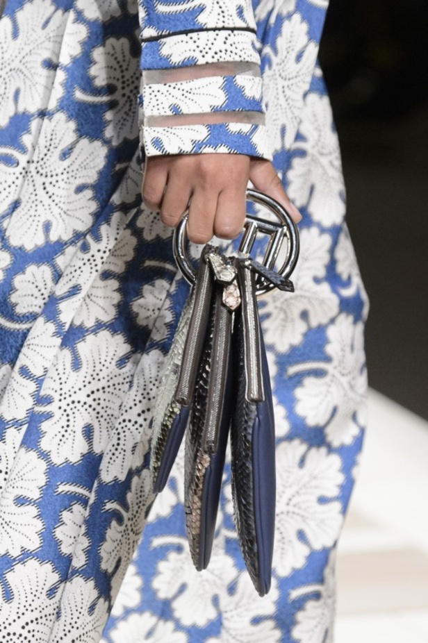 ازياء مزينة بالفرو الفاخر والزهور تسيطر على مجموعة fendi لخريف وشتاء 2018