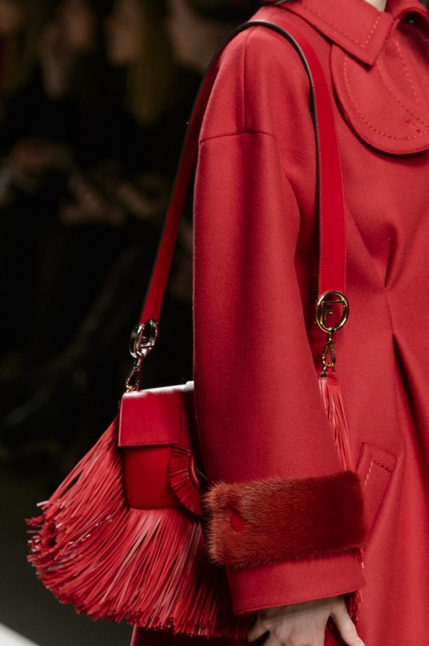 ازياء مزينة بالفرو الفاخر والزهور تسيطر على مجموعة fendi لخريف وشتاء 2018