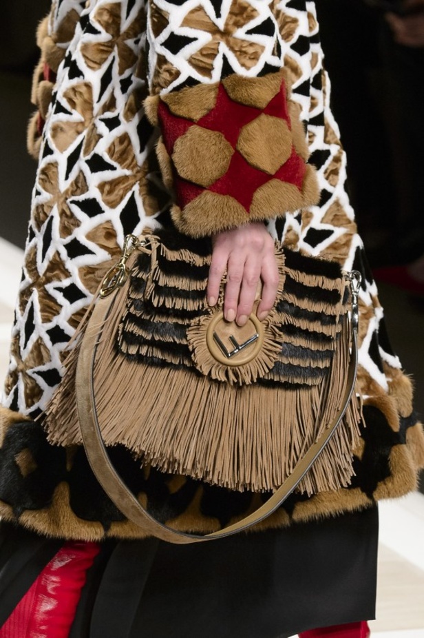 ازياء مزينة بالفرو الفاخر والزهور تسيطر على مجموعة fendi لخريف وشتاء 2018