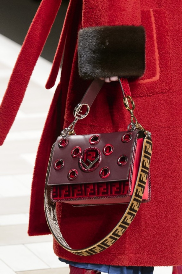 ازياء مزينة بالفرو الفاخر والزهور تسيطر على مجموعة fendi لخريف وشتاء 2018