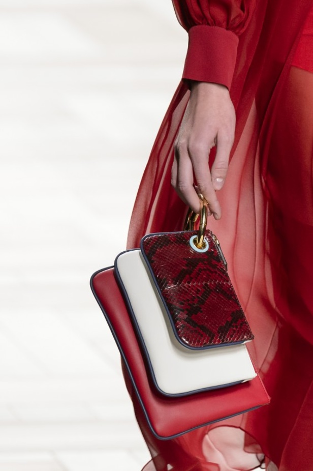 ازياء مزينة بالفرو الفاخر والزهور تسيطر على مجموعة fendi لخريف وشتاء 2018