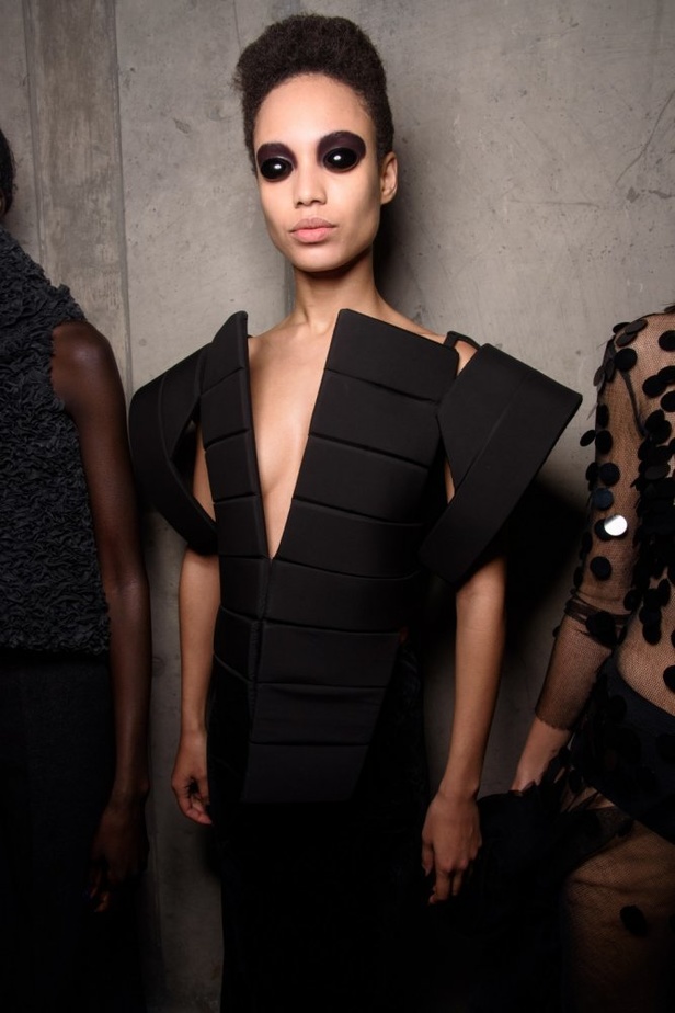 عرض أزياء المصمم Gareth Pugh لخريف وشتاء 2017