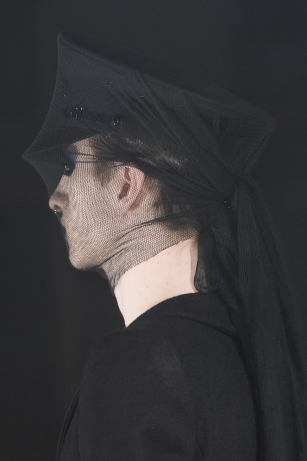 عرض أزياء المصمم Gareth Pugh لخريف وشتاء 2017