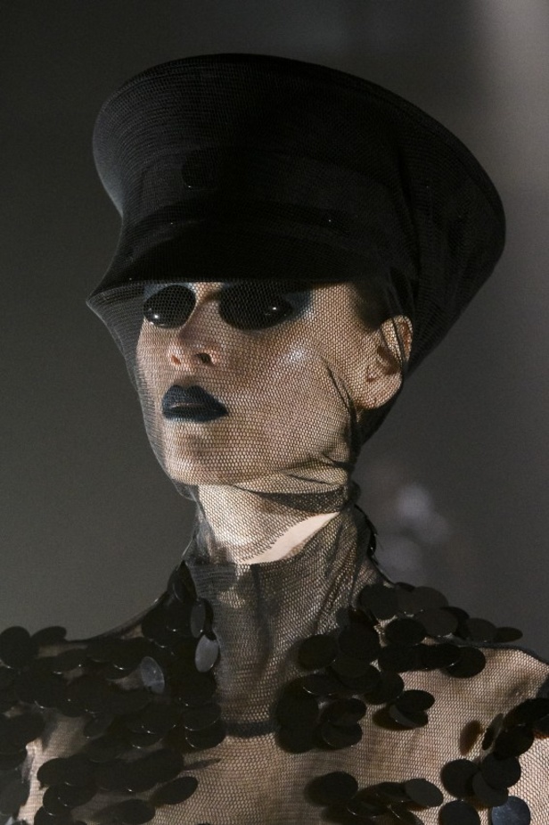 عرض أزياء المصمم Gareth Pugh لخريف وشتاء 2017