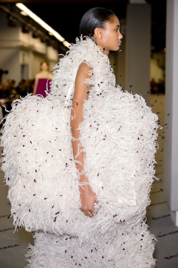 تصاميم مبتكرة من بالنسياغا لخريف وشتاء 2017