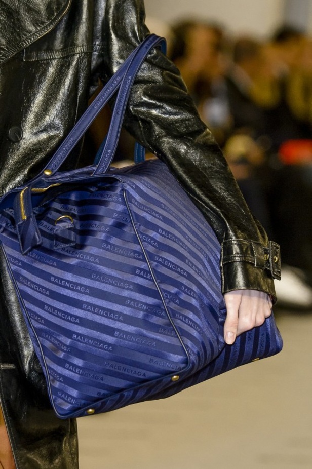 تصاميم مبتكرة من بالنسياغا لخريف وشتاء 2017