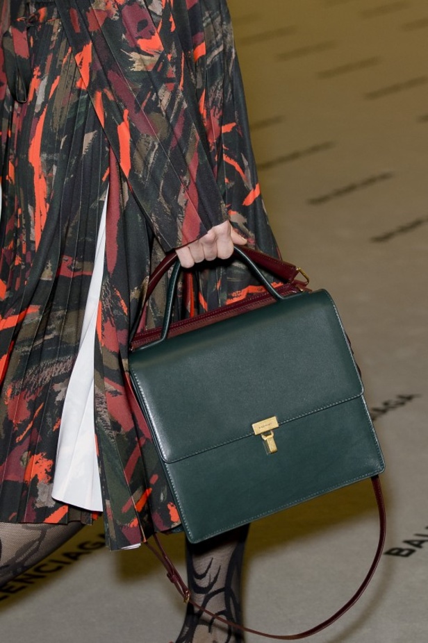 تصاميم مبتكرة من بالنسياغا لخريف وشتاء 2017