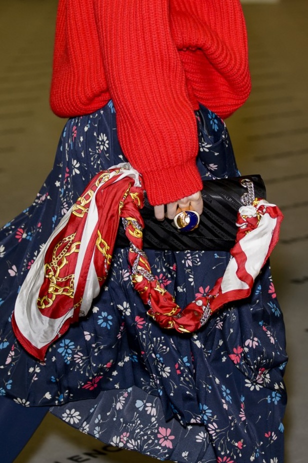 تصاميم مبتكرة من بالنسياغا لخريف وشتاء 2017