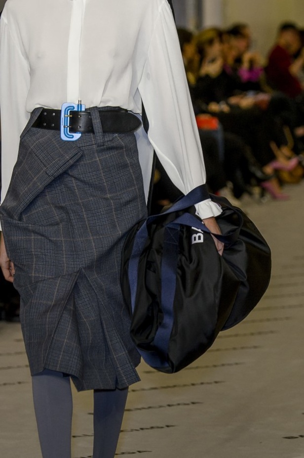 تصاميم مبتكرة من بالنسياغا لخريف وشتاء 2017