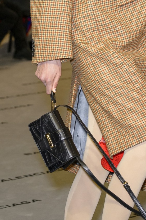 تصاميم مبتكرة من بالنسياغا لخريف وشتاء 2017