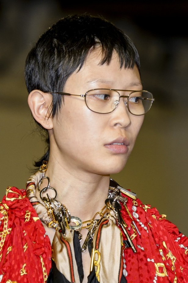 تصاميم مبتكرة من بالنسياغا لخريف وشتاء 2017