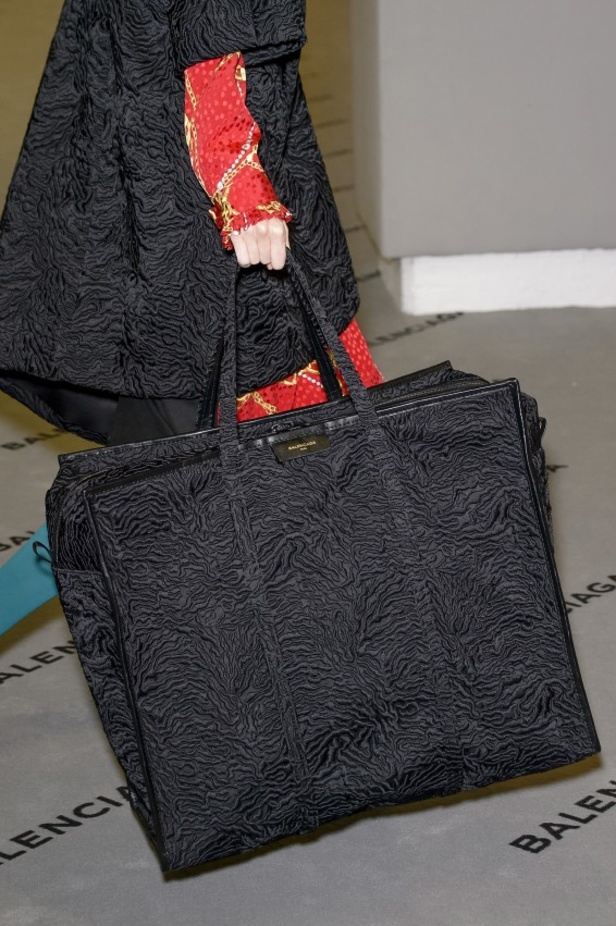 تصاميم مبتكرة من بالنسياغا لخريف وشتاء 2017