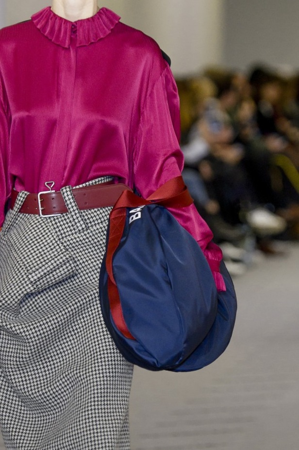 تصاميم مبتكرة من بالنسياغا لخريف وشتاء 2017