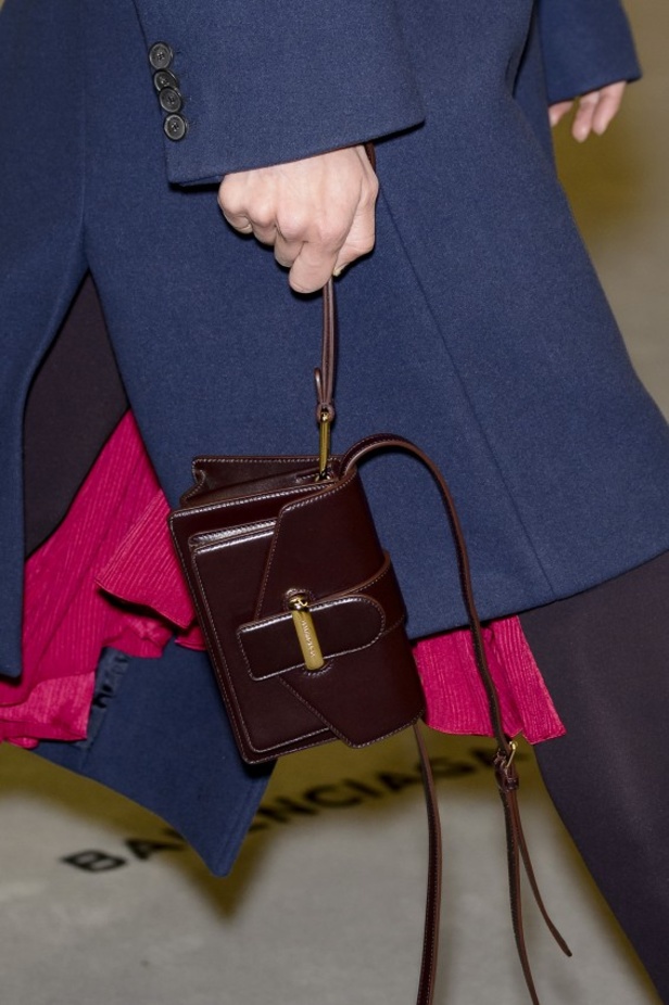 تصاميم مبتكرة من بالنسياغا لخريف وشتاء 2017