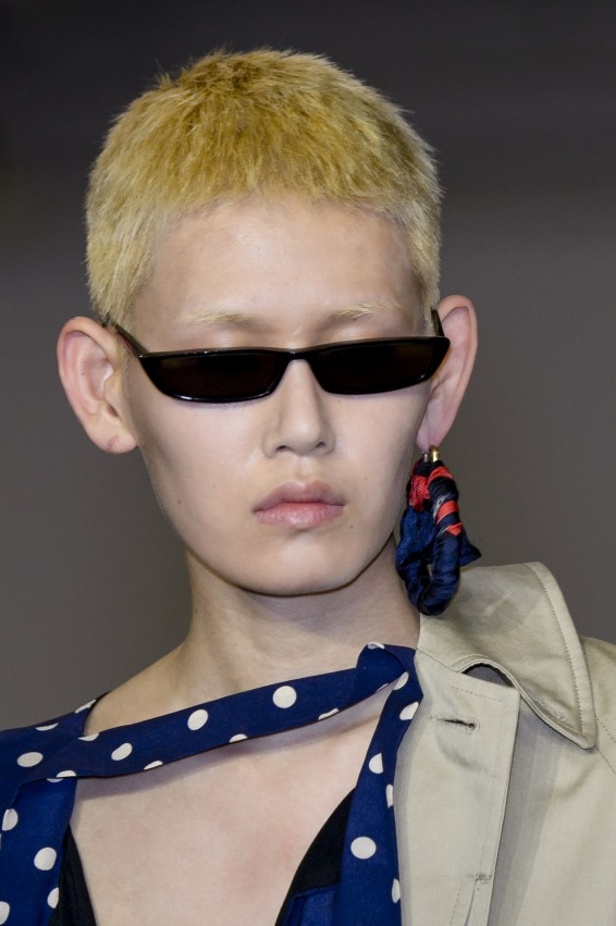 تصاميم مبتكرة من بالنسياغا لخريف وشتاء 2017