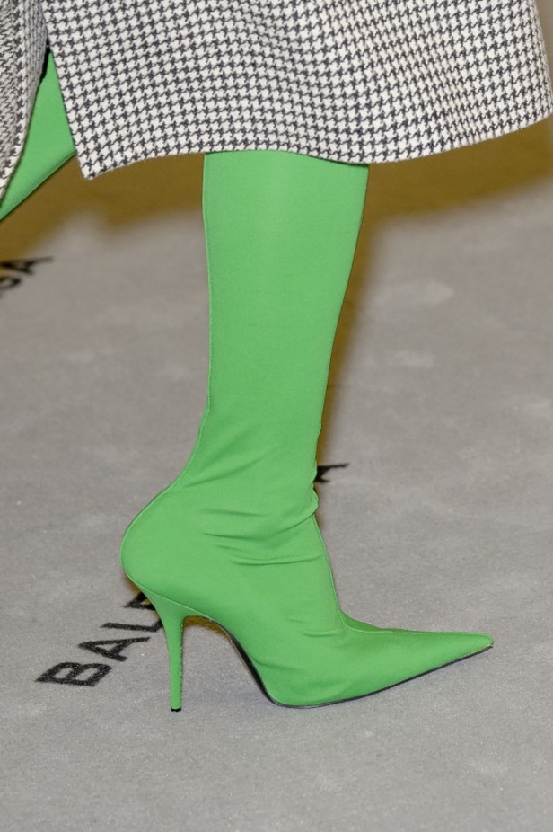 تصاميم مبتكرة من بالنسياغا لخريف وشتاء 2017