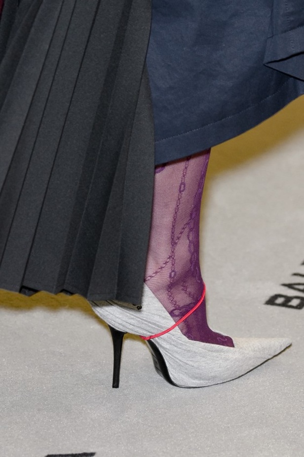 تصاميم مبتكرة من بالنسياغا لخريف وشتاء 2017