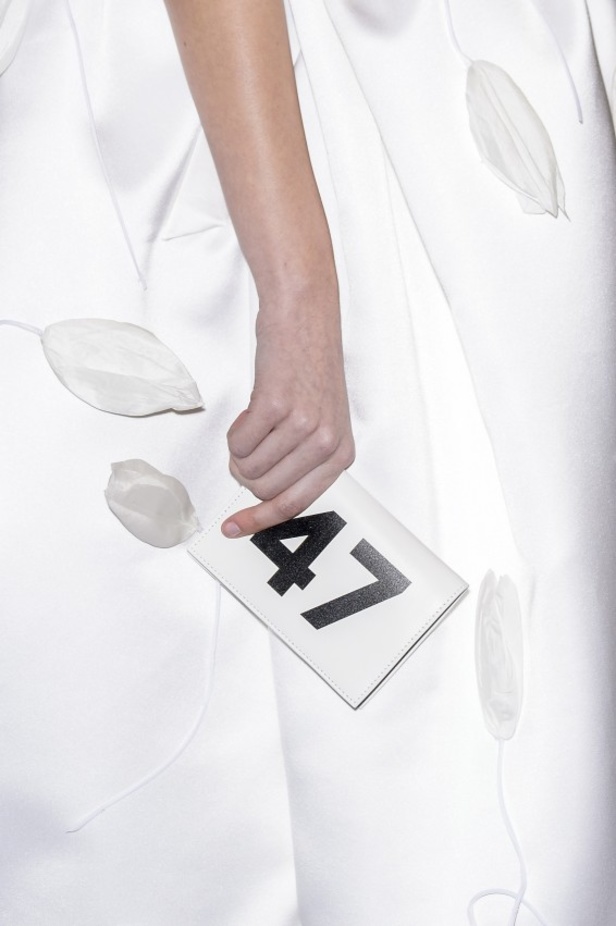 تصاميم مبتكرة من بالنسياغا لخريف وشتاء 2017