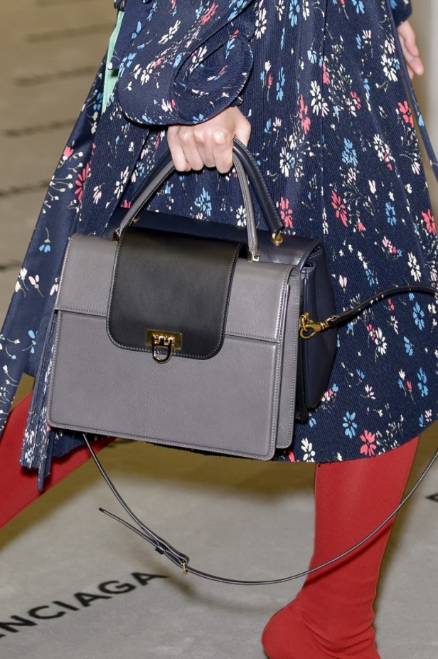 تصاميم مبتكرة من بالنسياغا لخريف وشتاء 2017