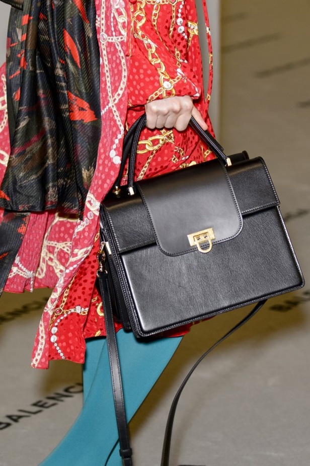 تصاميم مبتكرة من بالنسياغا لخريف وشتاء 2017