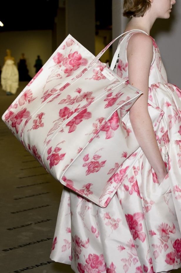 تصاميم مبتكرة من بالنسياغا لخريف وشتاء 2017