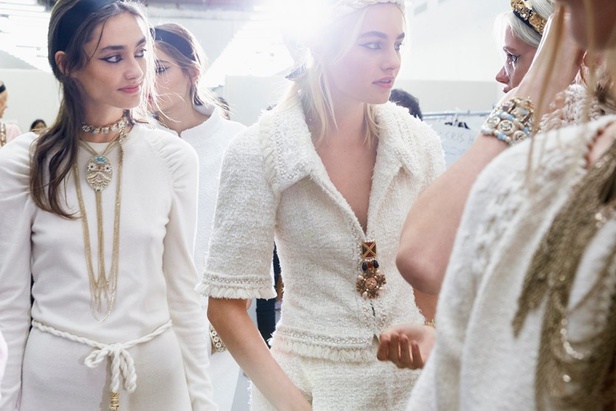 مجموعة شانيل كروز 2018 تعود بنا الى الحضارة اليونانية